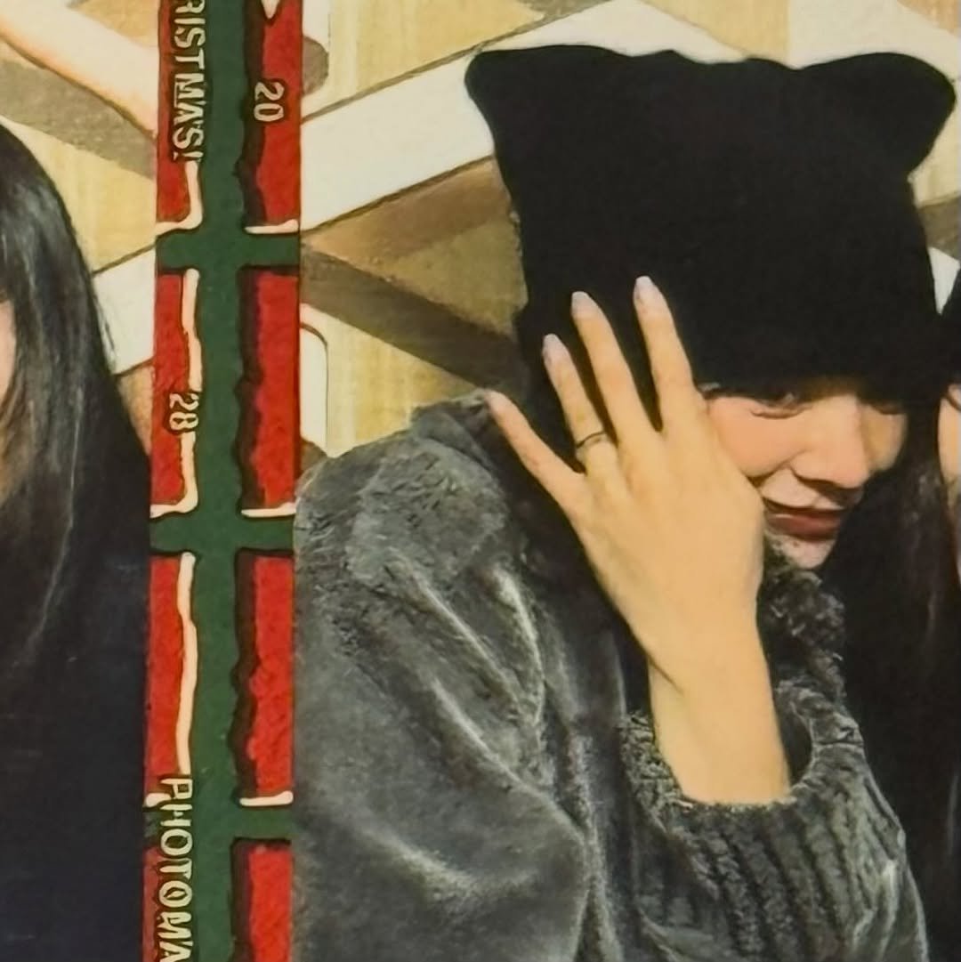 Photo by 차주영 Cha Joo Young on December 27, 2025. May be an image of emu, hat, parka, beret and text.