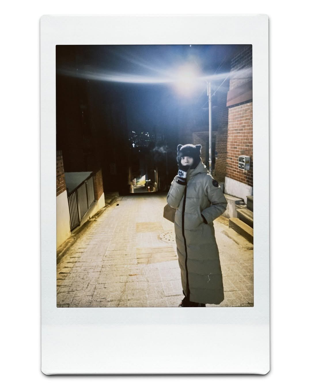 Photo by 차주영 Cha Joo Young on December 27, 2025. May be an image of overcoat, duffle coat, polaroid, turtleneck, parka, raincoat, face mask, cloak, street and text.