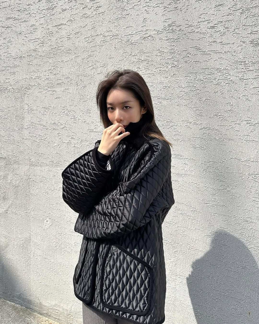 Photo by 차주영 Cha Joo Young on October 07, 2025. May be an image of 1 person, duffle coat, overcoat, goosedown coat, knit, cardigan, turtleneck, parka, sweater and text.