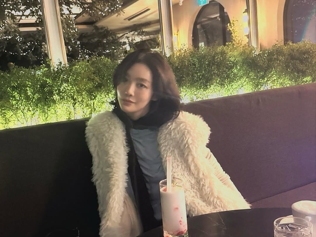 Photo by 차주영 Cha Joo Young on January 10, 2026. May be an image of one or more people, hair, duffle coat, overcoat, goosedown coat, fur, parka, jacket, turtleneck and text.