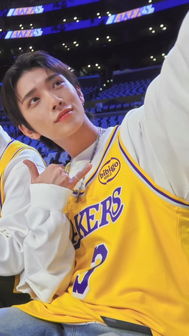 joshu_acoustic 게시물 이미지: #광고 Under bold lights and roaring cheers,
The...