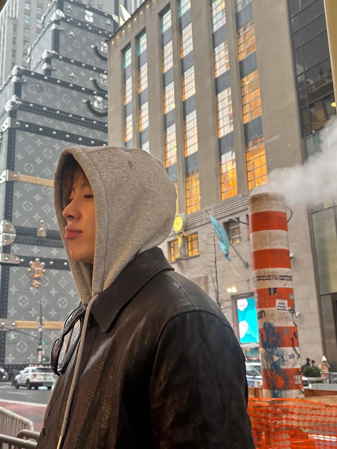 Photo by WOOCHAN • 우찬 on February 07, 2026. May be an image of overcoat, duffle coat, goosedown coat, raincoat, jacket and text.