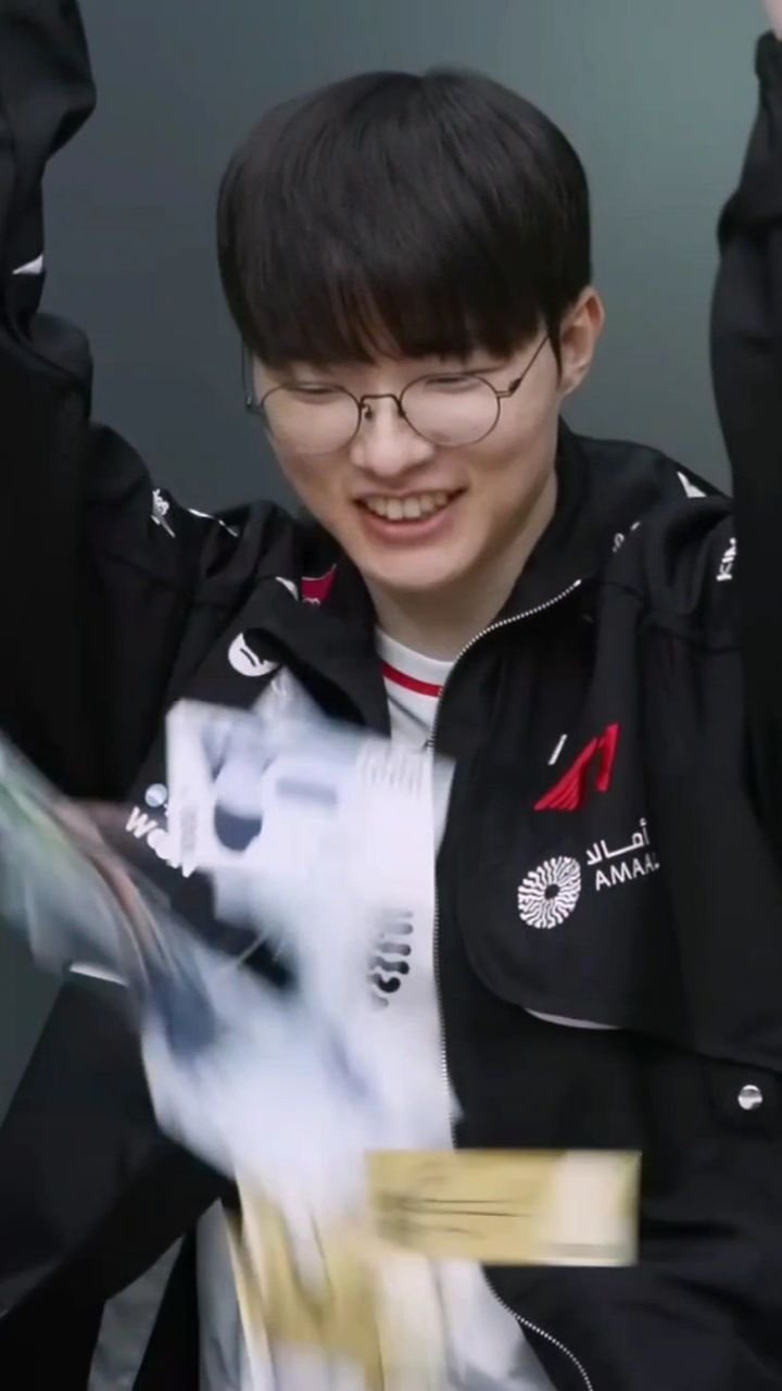 joy._.loves 게시물 이미지: 다들 새해 복 많이 받으시고 🙇‍♀️ 부자 되세요 💲ㅋㅋㅋ

출처 티원, 편집 나