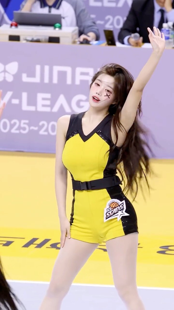 joy_vyv 게시물 이미지: 머리카락 난리난건 눈 감아주세요..🙈
HANDS UP - MEOVV 💛🖤

#강지은...