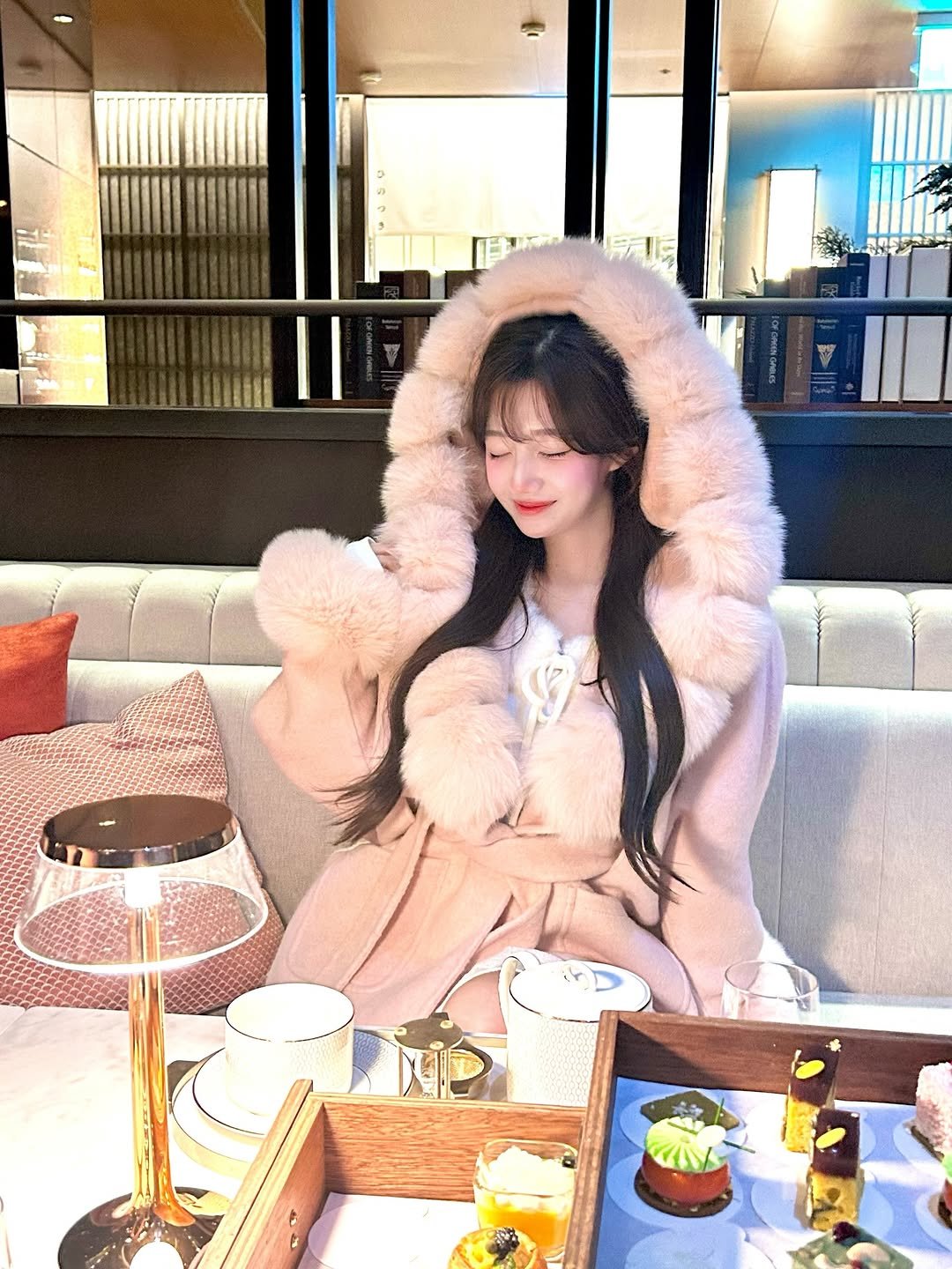 Photo by 강지은 on December 30, 2025. May be an image of duffle coat, overcoat, sable coat, goosedown coat, parka, bath robe and text.