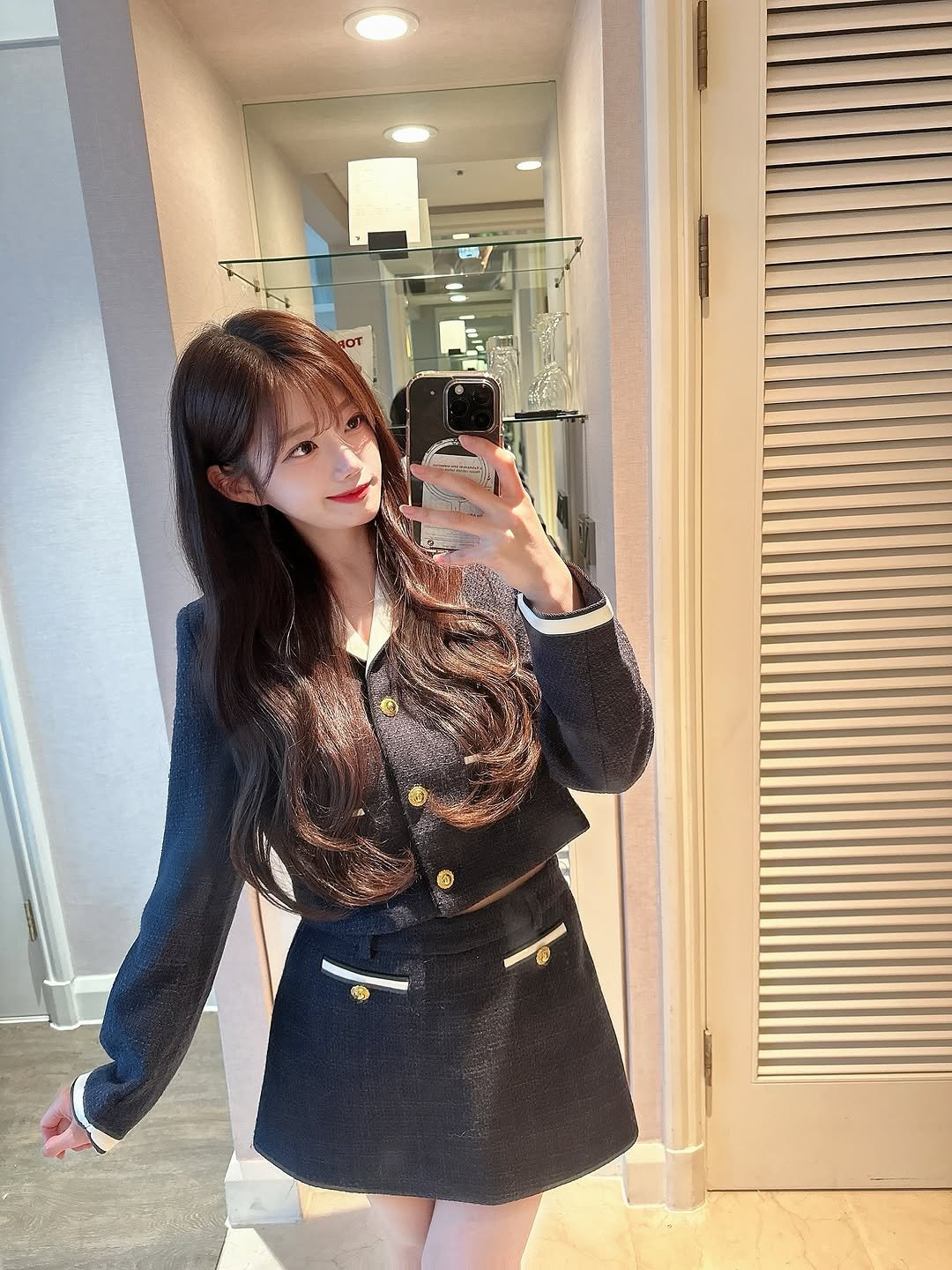 Photo by 강지은 on November 12, 2025. May be an image of one or more people, hair, skirt, top, dress, miniskirt, blazer and text.