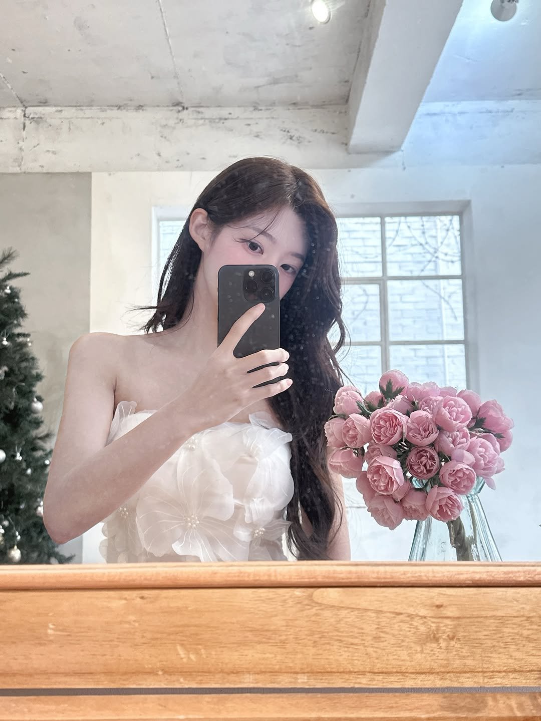 Photo by 강지은 on January 09, 2026. May be an image of one or more people, braids, slip, sleepwear, chemise, bra, dress, mirror, white lily, prairie gentian, baby's-breath and text.
