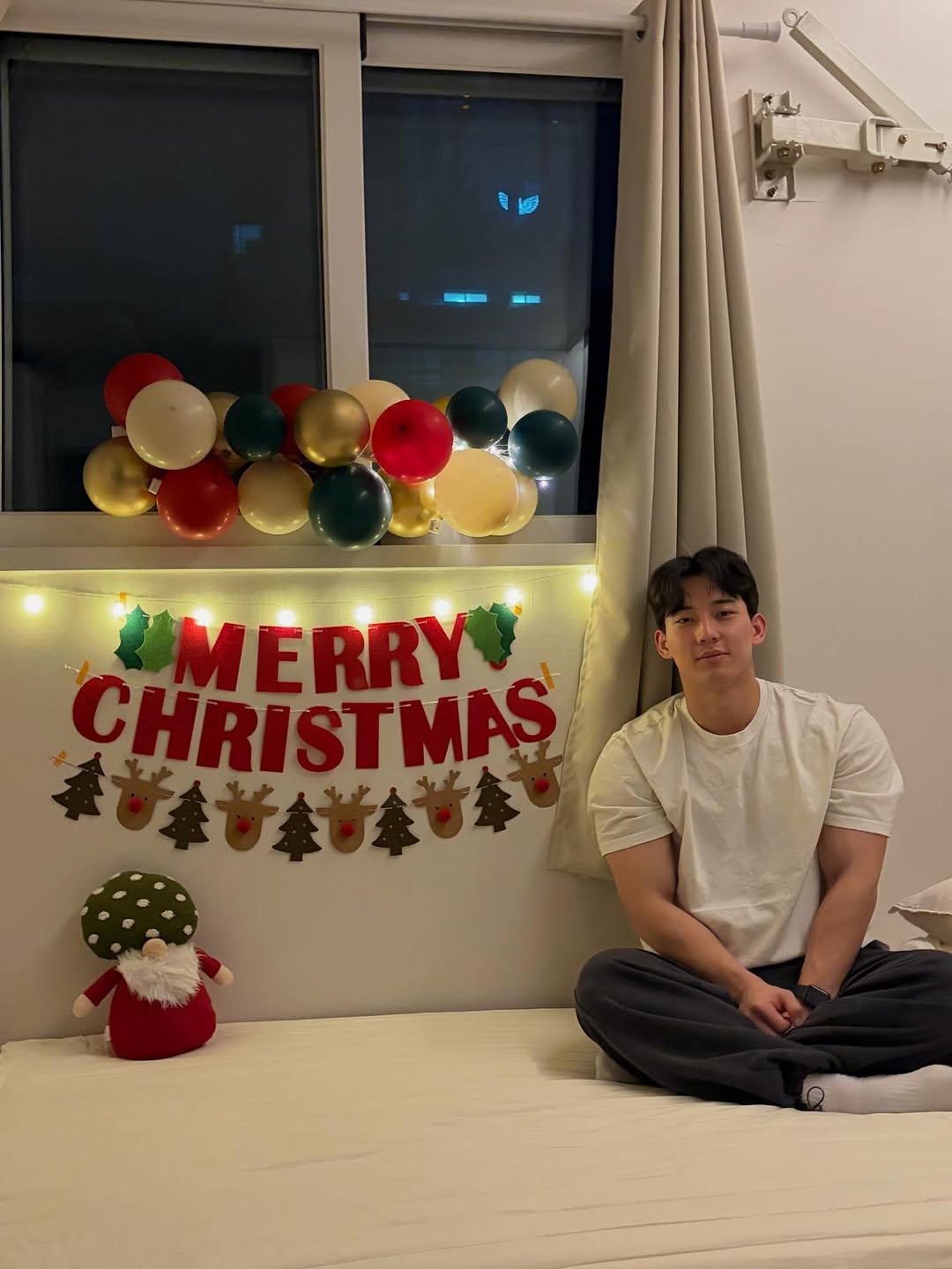 joyeonho 게시물 이미지: 크리스마스 뒷북.. 아름다운 그녀와 산타 강아지 그리고 나

주변에 사랑스러운...
