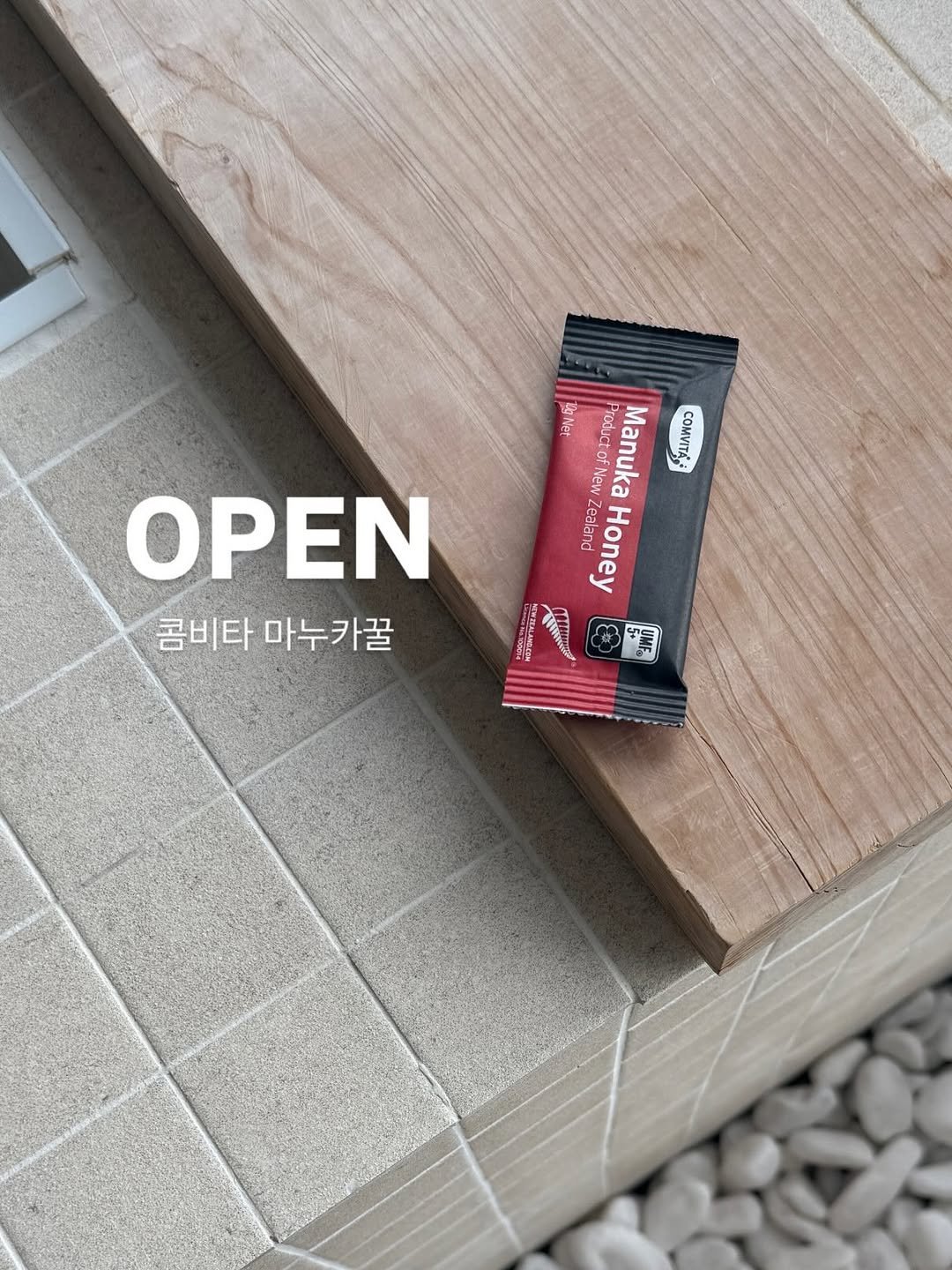 Photo by 김영은 on January 09, 2026. May be an image of medicine, wafer and text that says 'e Productor ล New ProductofNew Manuka COMyTA, , Aealan Zealand Honey EEIEN AAW C SMF wn OPEN 콤비타마누카꿀 콤비타 마누카꿀'.