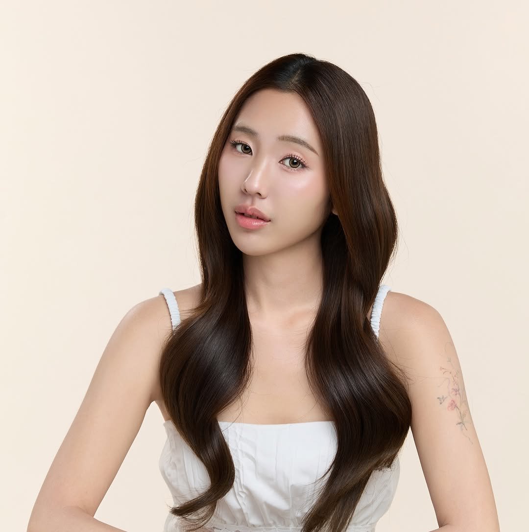 joynikah 게시물 이미지: Soft Glass Skin Makeup
조이니카 스타일 ✨

Model...