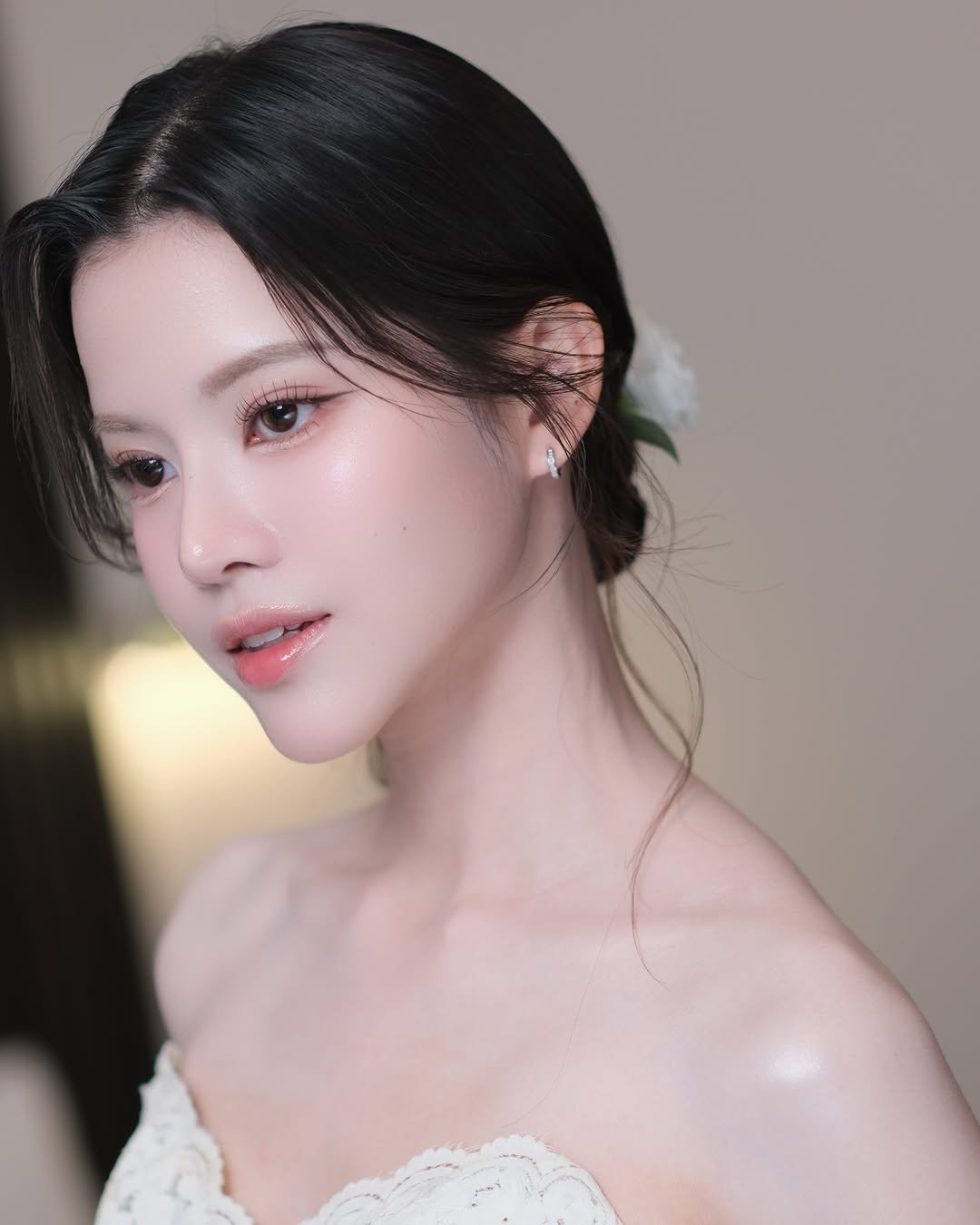 joynikah 게시물 이미지: 안녕하세요.🙏

조이니카만의 글래스 스킨 브라이덜 메이크업을 소개합니다.✨

맑고...