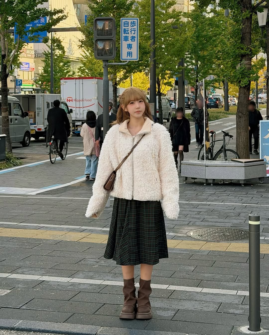 Photo shared by 조이서 Joyseo on December 07, 2025 tagging @ronron.co.kr. May be an image of one or more people, people standing, duffle coat, overcoat, parka, street and text.