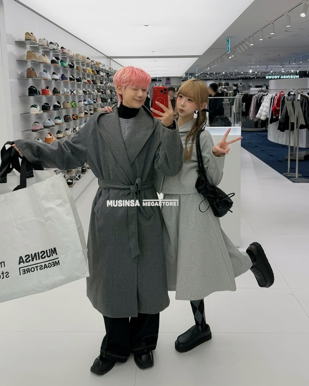 Photo shared by 조이서 Joyseo on December 19, 2025 tagging @b_d.uk, and @musinsa.store. May be an image of duffle coat, overcoat, parka and text that says '©NUOV ΘЛИΏΗ ланнёим MUSINSA MUSINSAMEGALTORE MEGASTORE ПΙ Аги.гиМ зяотгаоэм гАдзм 2 зяотгаазм ЗяО'.