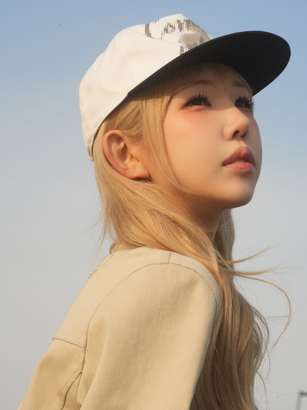 Photo by 조이서 Joyseo on March 30, 2026. May be a closeup of one or more people, blonde hair, makeup, hat, top, beret, outdoors and text.