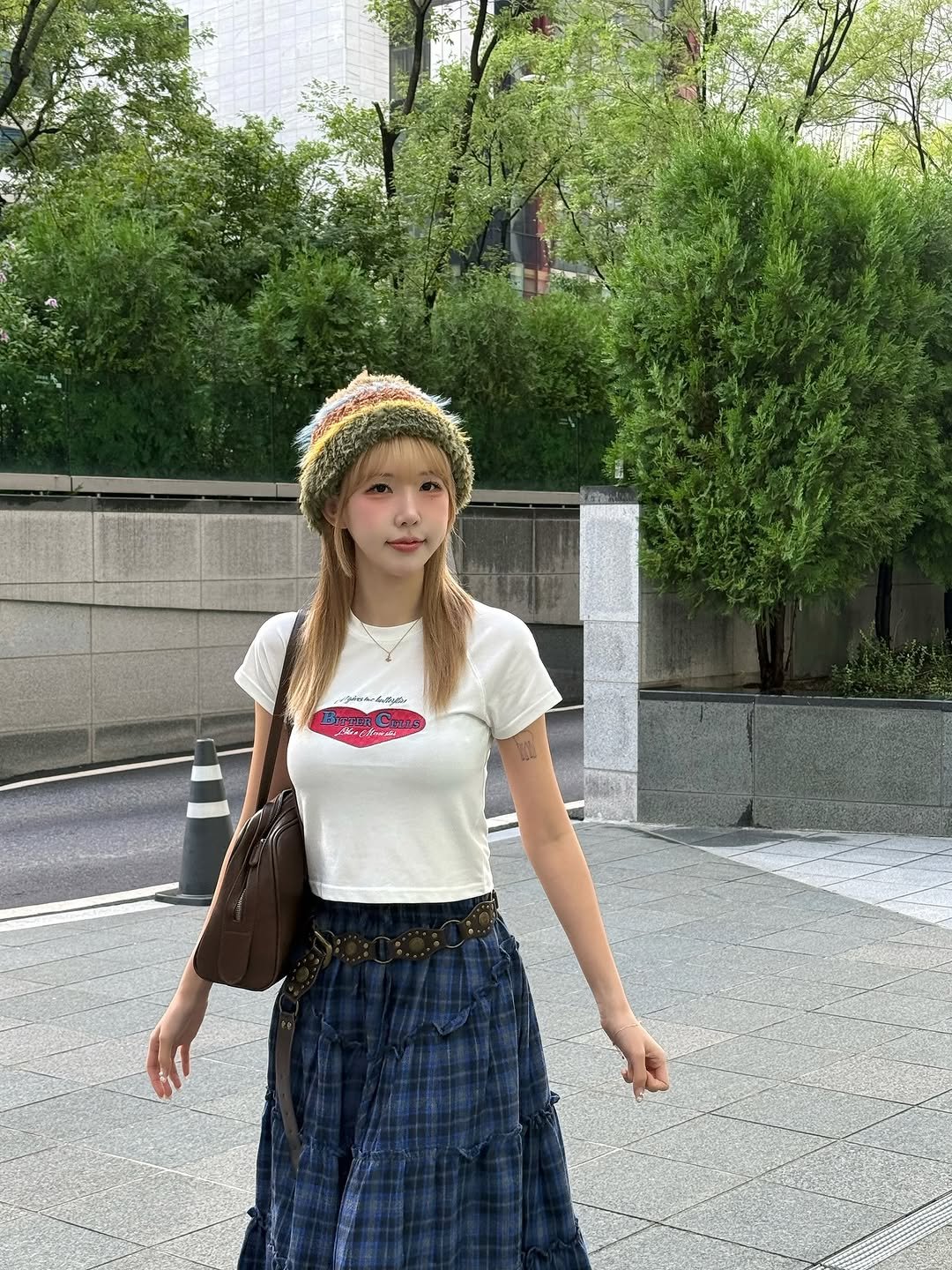 Photo by 조이서 Joyseo on September 18, 2025. May be an image of 1 person, beret, skirt, kilt, miniskirt and text.