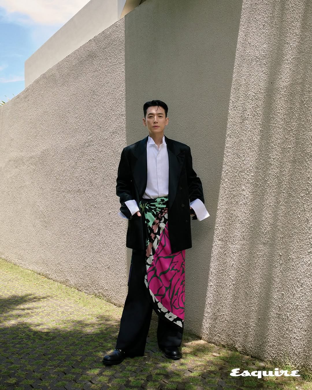 Photo by 정경호 / 정스타 on March 25, 2026. May be an image of suit, sarong, dinner jacket and text that says 'Esquire'.