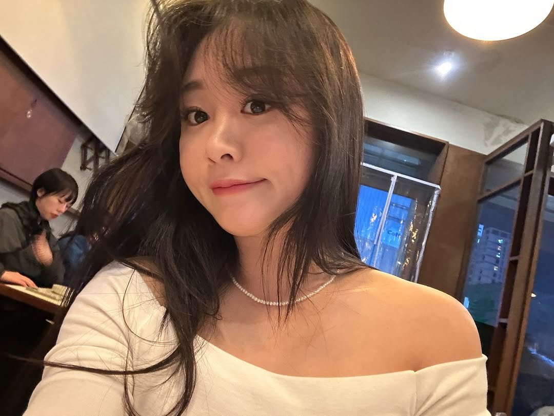 ju_vvely 게시물 이미지: 여성복 셀카
