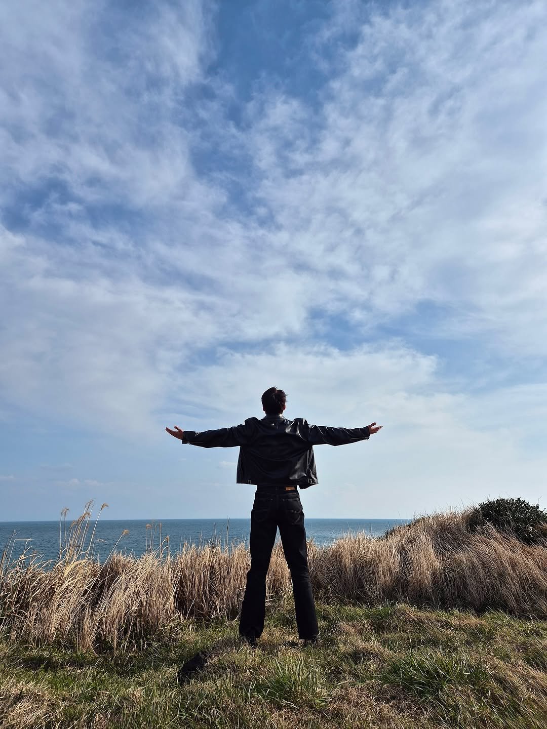 Photo by 장기용 on November 14, 2025. May be an image of standing, cloud, grass, horizon and text.