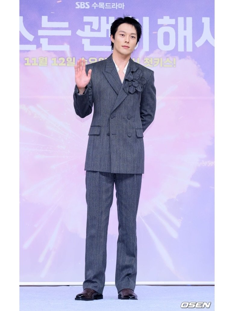 Photo by 장기용 on November 05, 2025. May be an image of one or more people, bangs, top, blazer and text that says 'SBS 수목드라마 는관! 는관이해 해지 11월 12일 11월12일주아 1:00 첫키스! OSEN'.