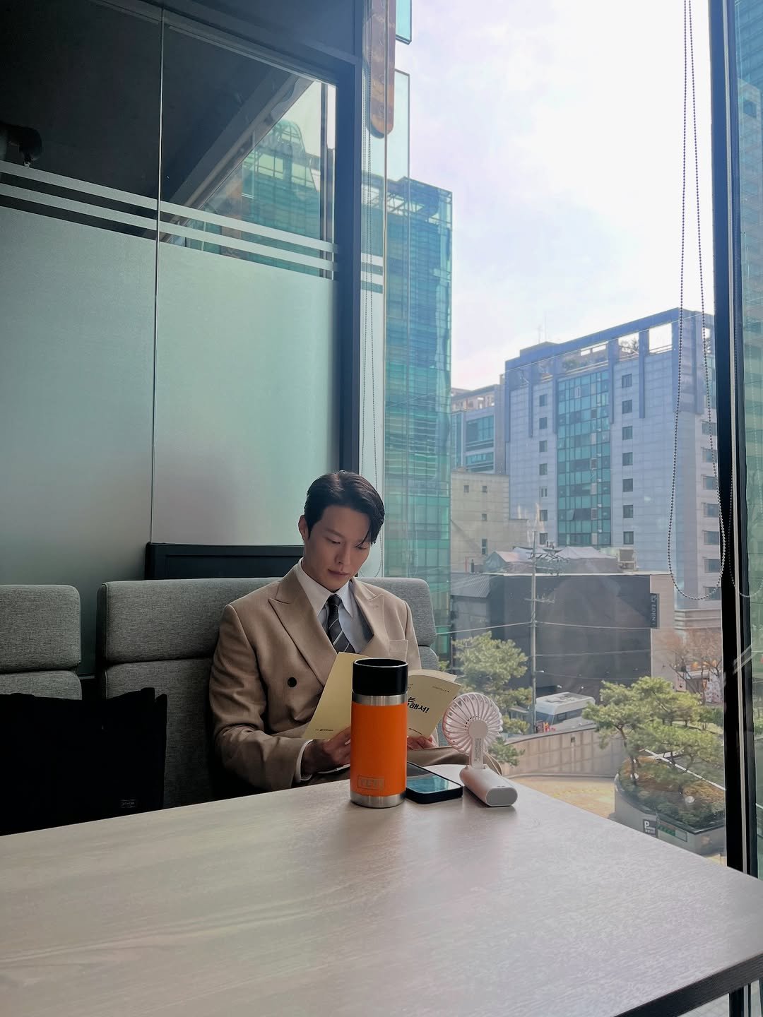 Photo by 장기용 on November 21, 2025. May be an image of duffle coat, overcoat, suit, blazer, cornflower, office and text.