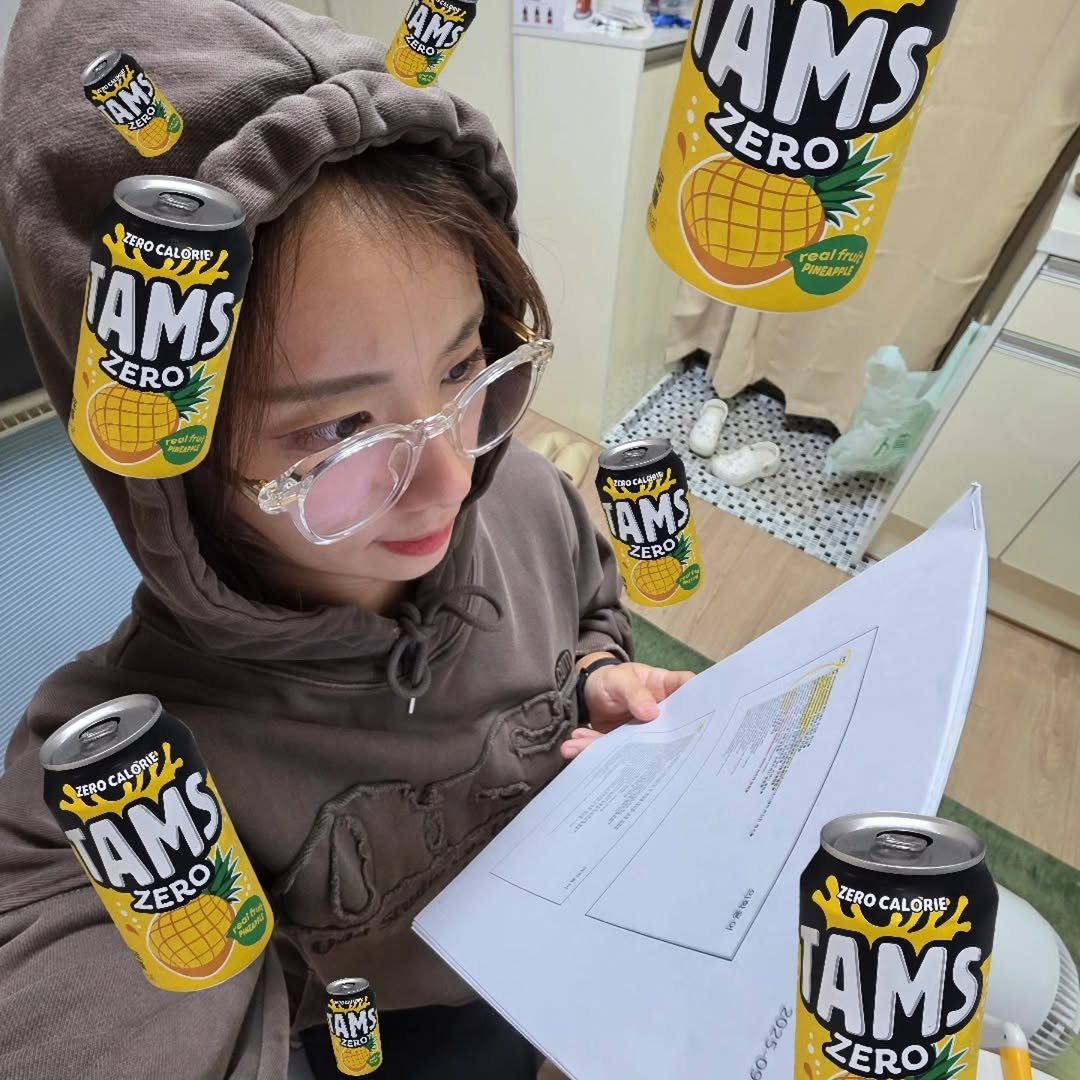 Photo shared by Judy 주디 on September 28, 2025 tagging @chilsungmall_official. May be an image of 1 person and text that says 'ン D-RO ZEROC Ho CALORIE AMS ZERO AMS ZERO Thay PINEAARE ওআখ TAMS ZERO 3eCac TAMS ZERO ALORIE ZERO wisto AMS ZERO CALORIE $202 AMS 50 ZERO'.
