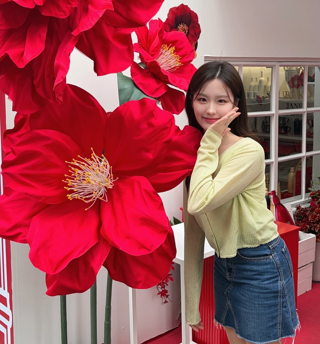 Photo by 이주윤 아나운서 on March 31, 2026. May be an image of rose and text.