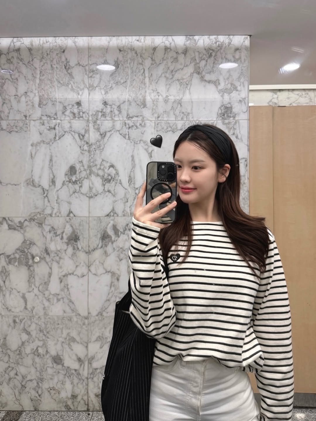 judy_oon 게시물 이미지: @diknock #협찬

요즘 교복처럼 입는 내 출근룩 🖤🤍
하트 포인트 너무...