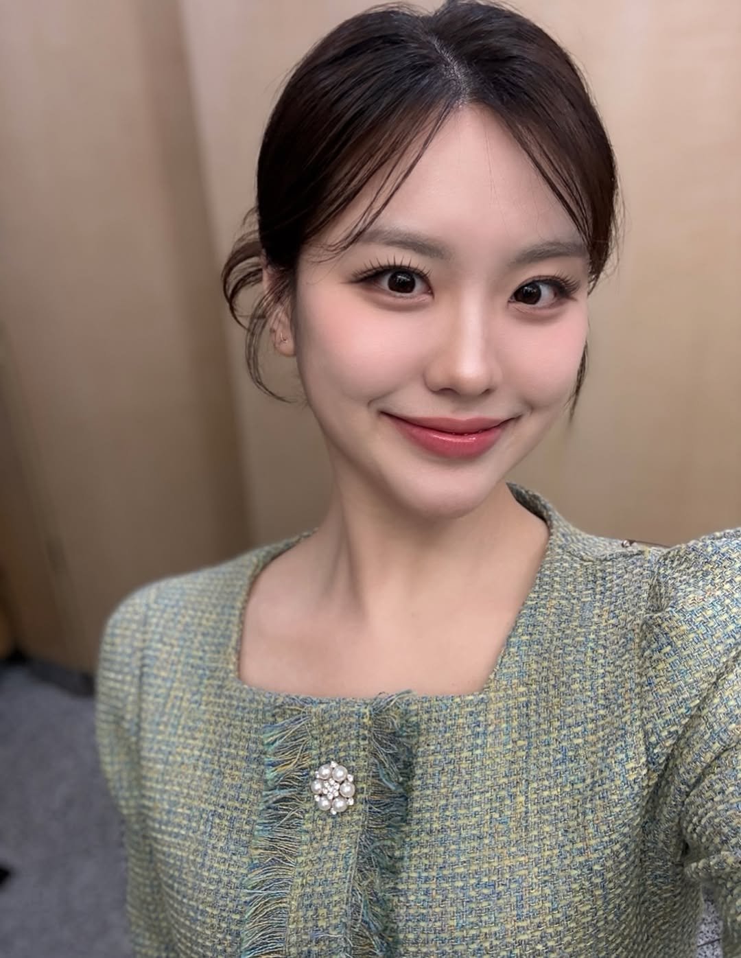 Photo by 이주윤 아나운서 in 매일경제TV. May be a selfie of one or more people, braids, makeup, dress and text.