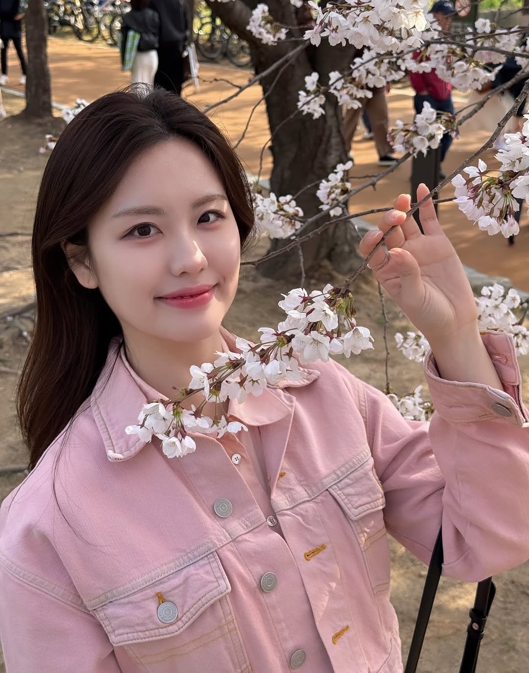 Photo by 이주윤 아나운서 on April 04, 2026. May be an image of stone-fruit tree and text.