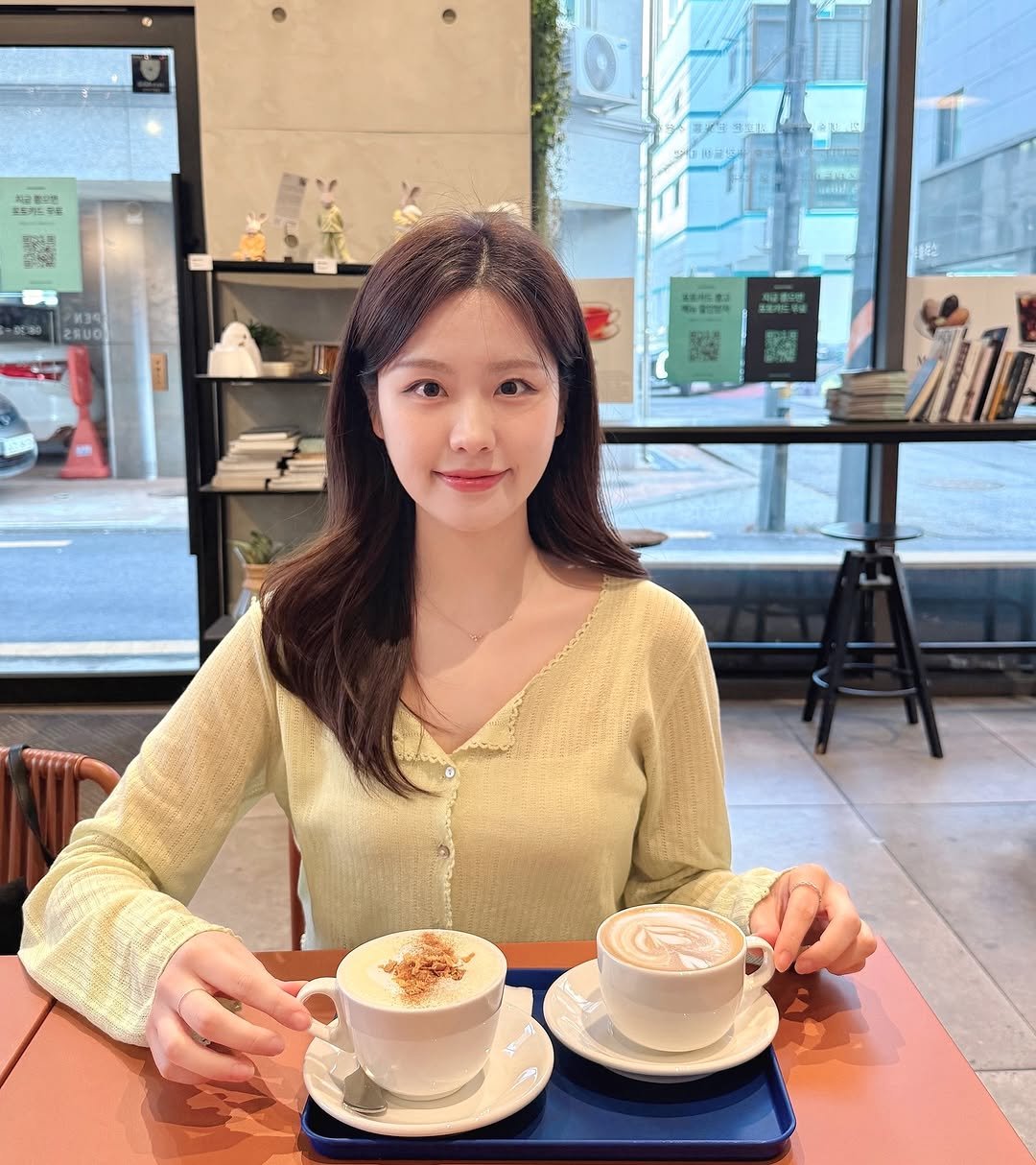 Photo by 이주윤 아나운서 on March 29, 2026. May be an image of coffee, coffee cup, cappuccino and text.