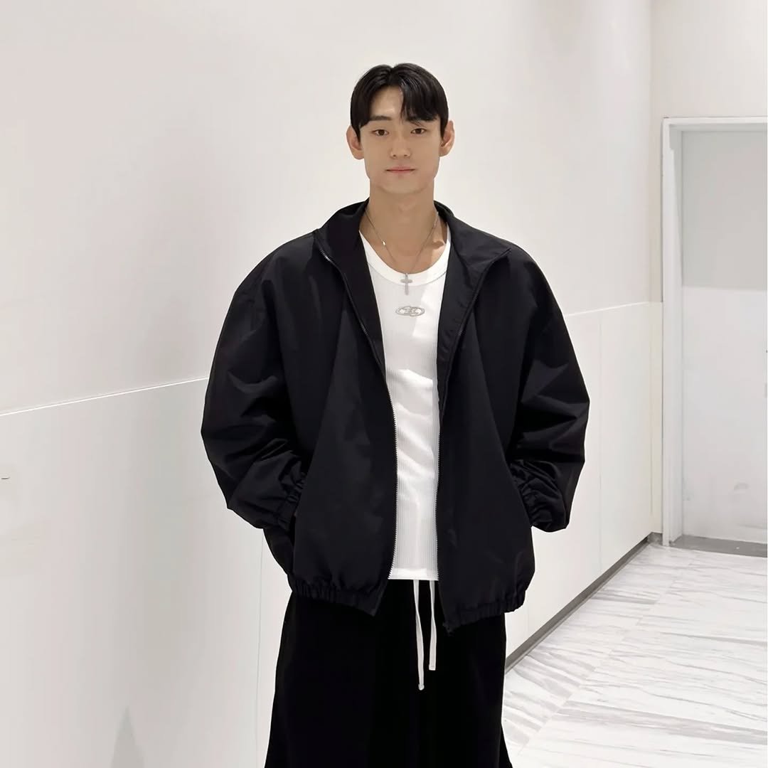Photo by 이주원 on September 21, 2025. May be an image of 1 person, duffle coat, overcoat, goosedown coat, sweatpants, clothes hanger, flight jacket, fleece, raincoat, parka and text.