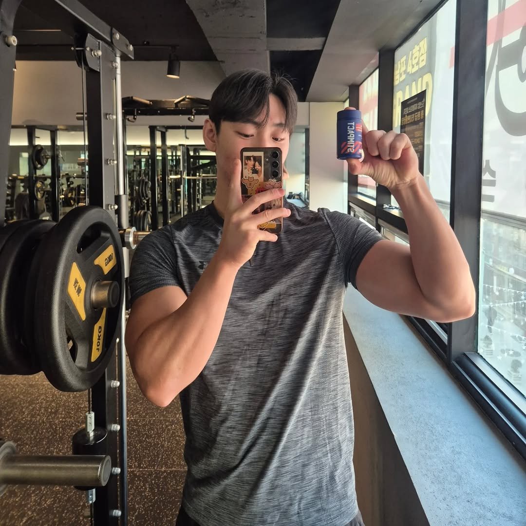 Photo shared by 이주원 = 주디빌더 on December 25, 2025 tagging @stimpact_official. May be an image of one or more people, biceps, people bodybuilding, punching bag and text.