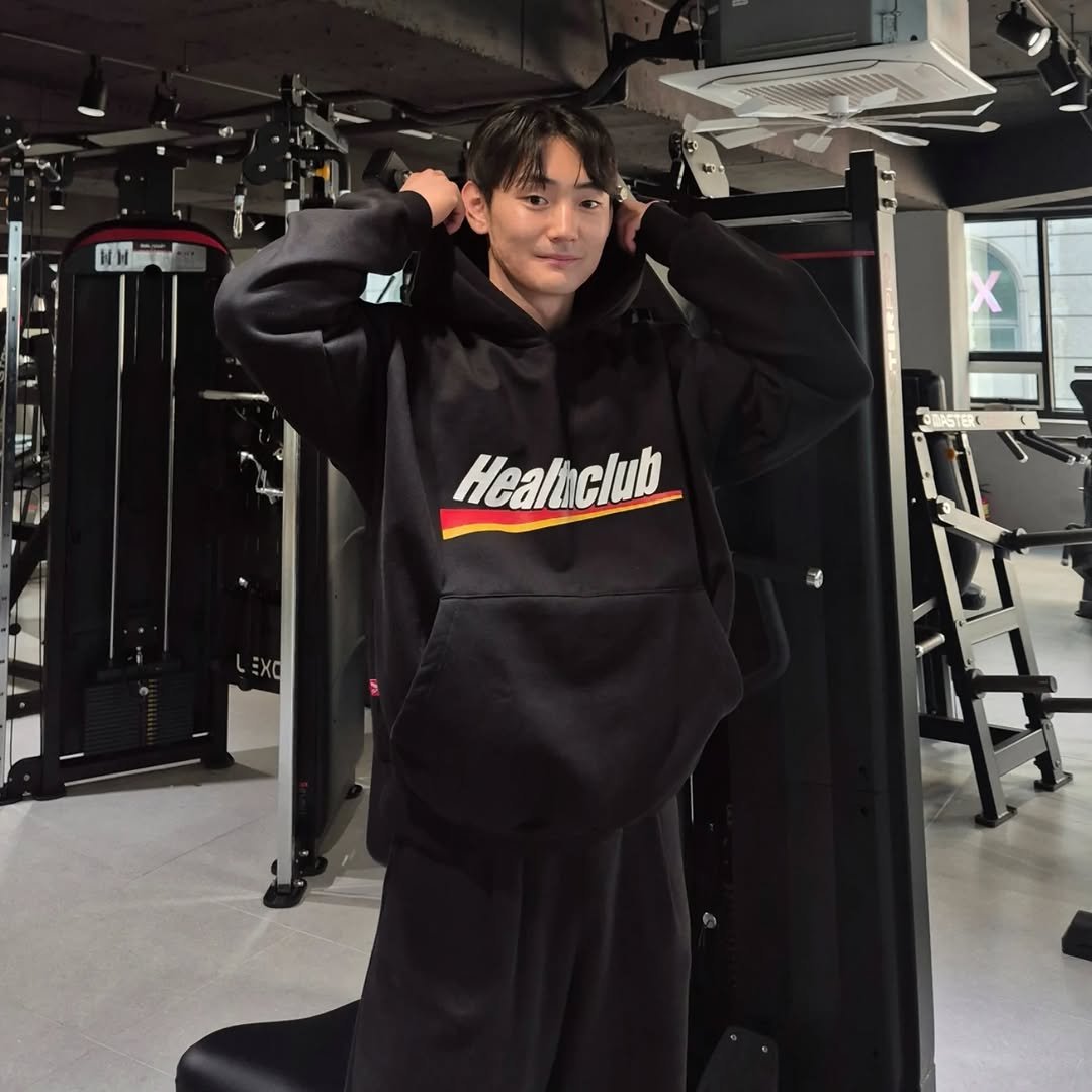 Photo shared by 이주원 = 주디빌더 on January 30, 2026 tagging @motionup_nampodong. May be an image of sportswear, punching bag, sweatpants, top and text that says 'Healtclub'.