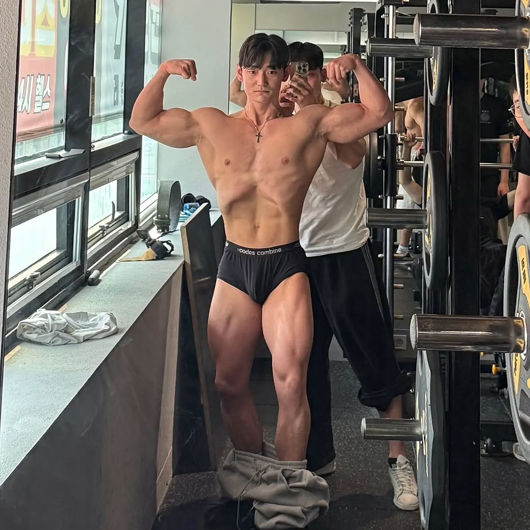 Photo by 이주원 = 주디빌더 in 부산광복동. May be an image of one or more people, biceps, people bodybuilding and text.