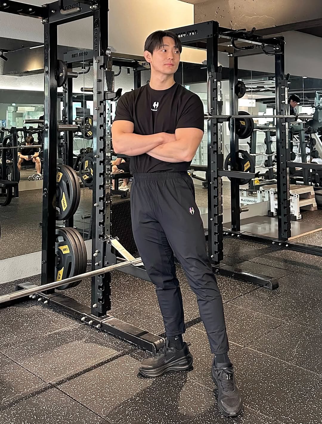 Photo shared by 이주원 = 주디빌더 on January 30, 2026 tagging @hugvone_kr, and @hugvone_crew. May be an image of one or more people, biceps, people bodybuilding, people standing, activewear, sweatpants and text.