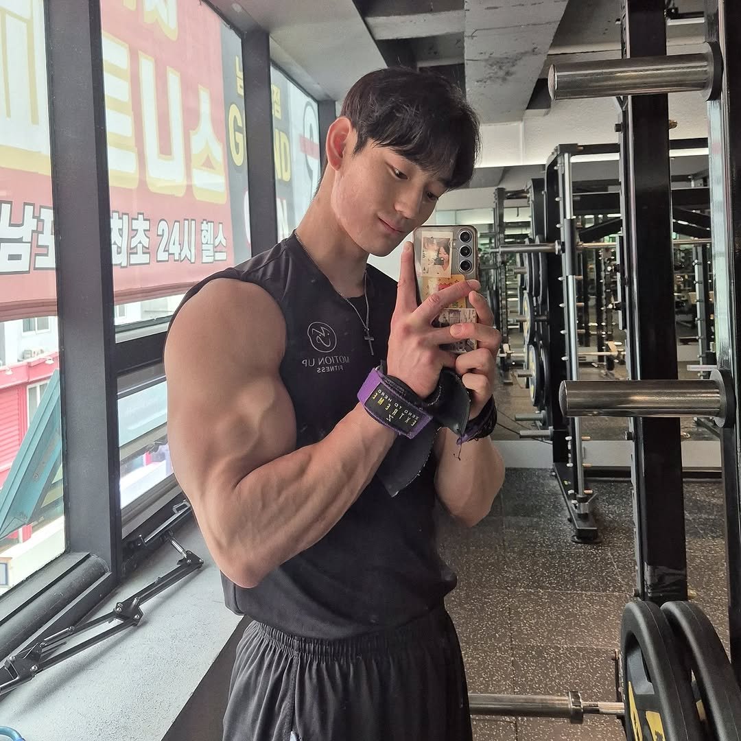Photo shared by 이주원 on September 22, 2025 tagging @motionup_nampodong. May be an image of 1 person, biceps, body building, dumbbell, barbell and text.