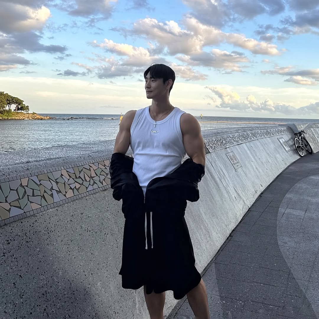 Photo shared by 이주원 on September 20, 2025 tagging @borntowin.co.kr. May be an image of 1 person, sportswear, sweatpants, Buckingham Fountain, outdoors and text.