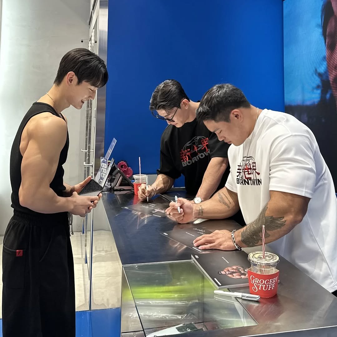 Photo by 이주원 on September 20, 2025. May be an image of 3 people, biceps, people bodybuilding, people standing, barbell and text that says '高円 도39 BANTHN GROGERT OTUFF GROGEET U 0 4'.