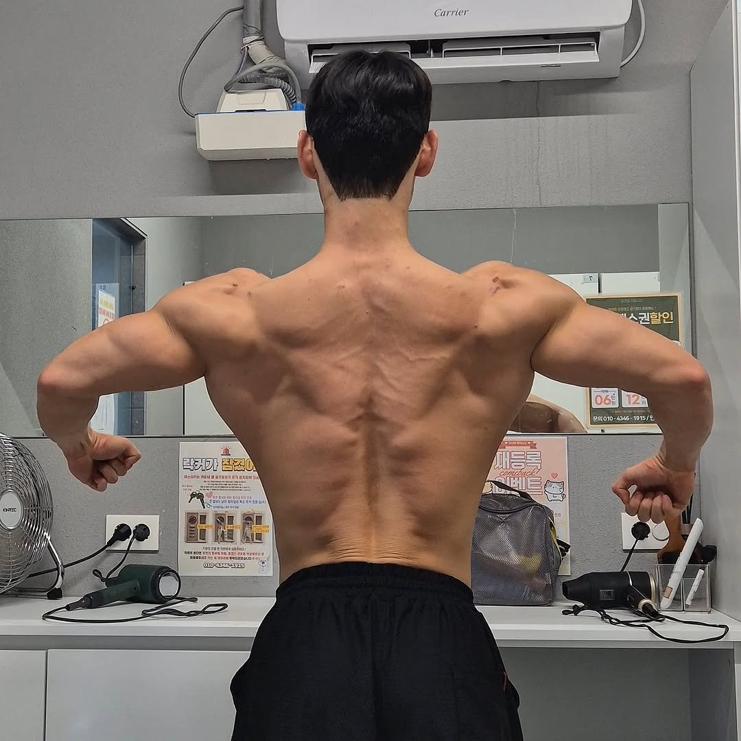 Photo by 이주원 on September 24, 2025. May be an image of 1 person, biceps, body building and text.