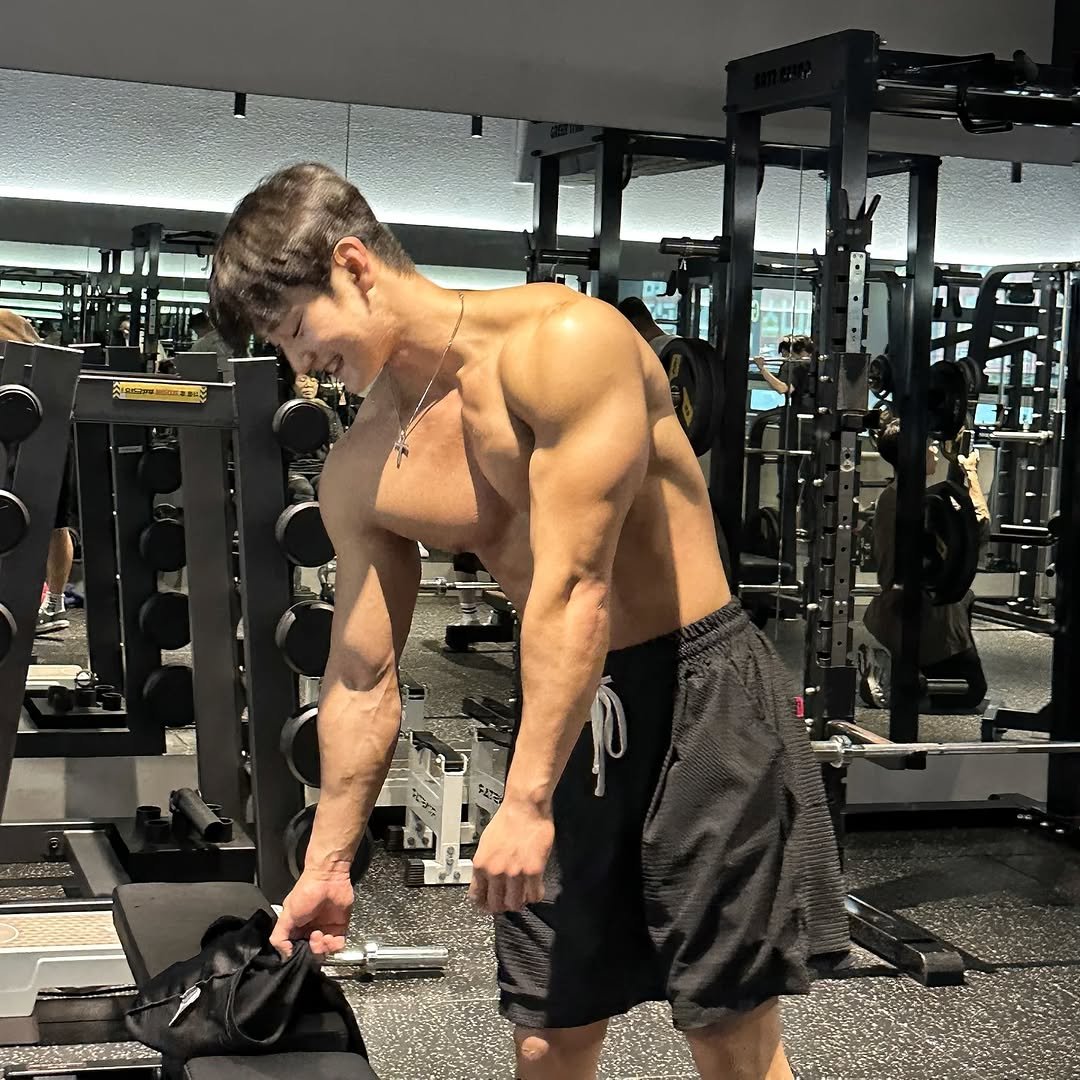Photo by 이주원 on August 14, 2025. May be an image of 2 people, biceps, people bodybuilding and text.