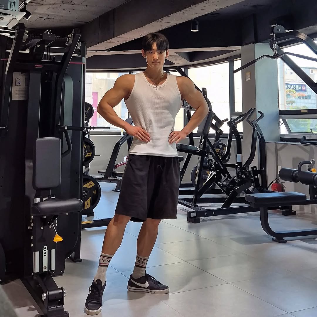 Photo shared by 이주원 on August 16, 2025 tagging @parkck_official. May be an image of 1 person, biceps, body building, activewear, treadmill, dumbbell and text.