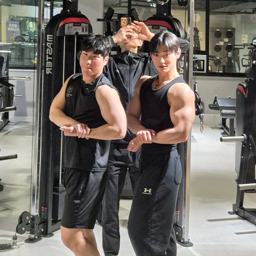 Photo shared by 이주원 = 주디빌더 on January 29, 2026 tagging @hyun.726. May be an image of one or more people, biceps, people bodybuilding, dumbbell and text.