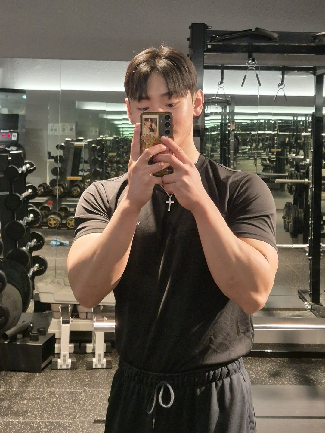 Photo shared by 이주원 = 주디빌더 on December 05, 2025 tagging @motionup_nampodong. May be an image of one or more people, biceps, people bodybuilding and text.