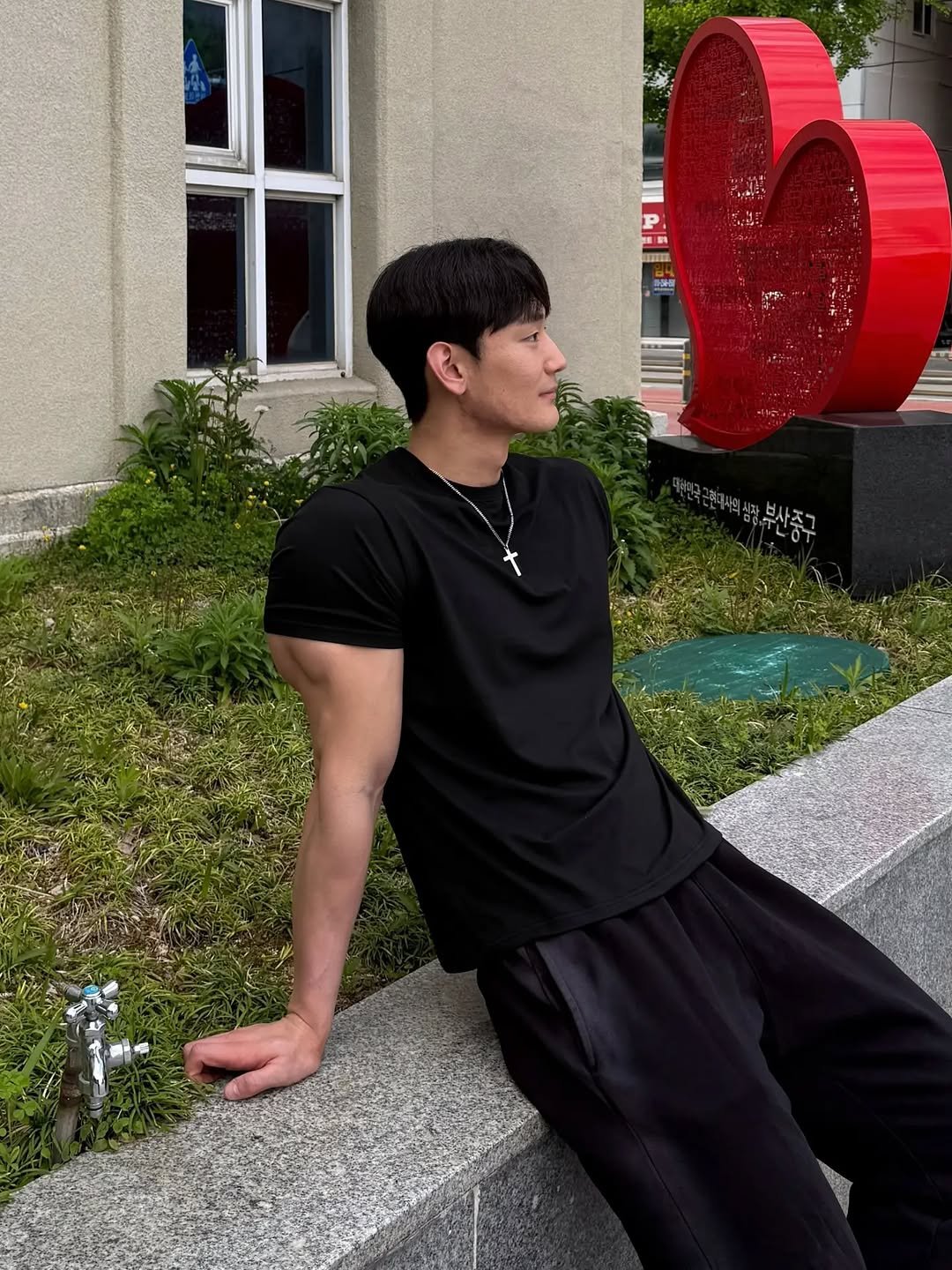 Photo shared by 이주원 = 주디빌더 on April 22, 2026 tagging @hugvone_kr, and @hugvone_crew. May be an image of one or more people, heart and text.