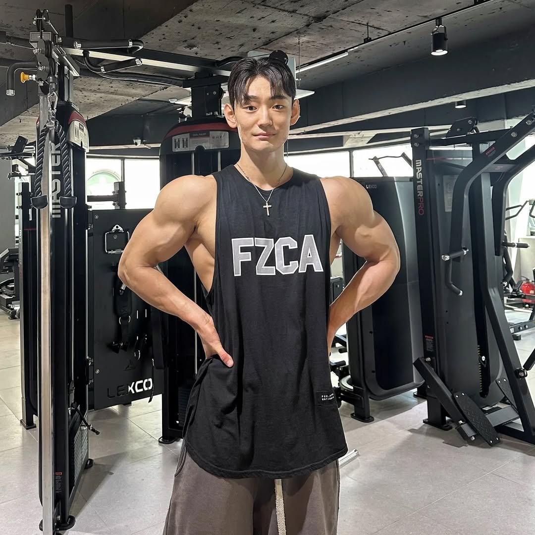 Photo by 이주원 on September 25, 2025. May be an image of 1 person, biceps, body building, sportswear and text that says '庭 U MA nAS FZCA KCO K'.
