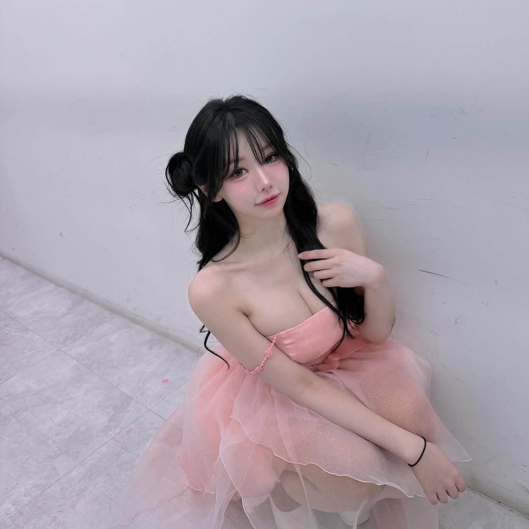 Photo by Judy 쭈디 on February 16, 2026. May be an image of one or more people, hair, slip, dress and text.