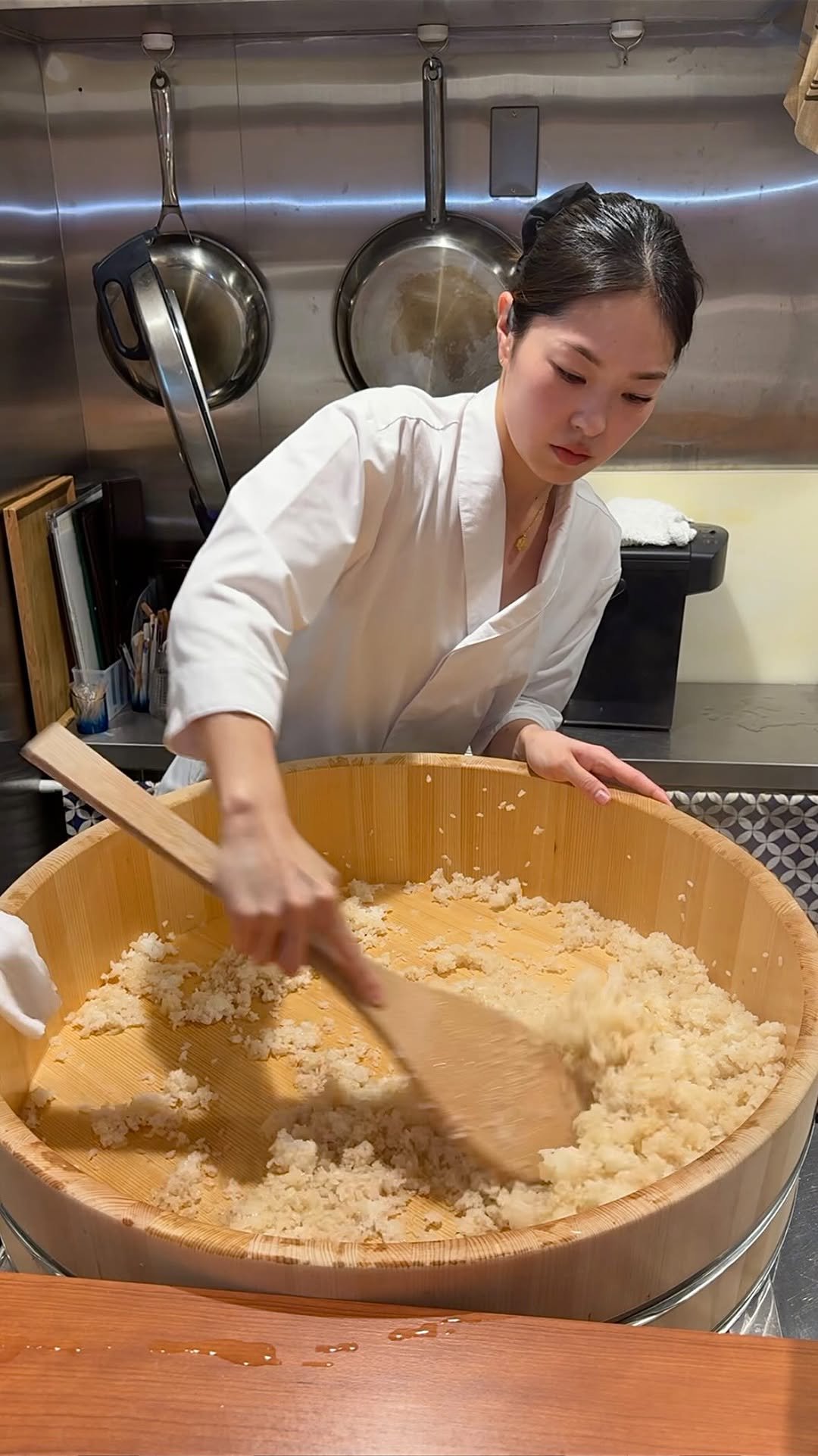 jukananan727 게시물 이미지: 24 year old sushi chef helping her parent’s...