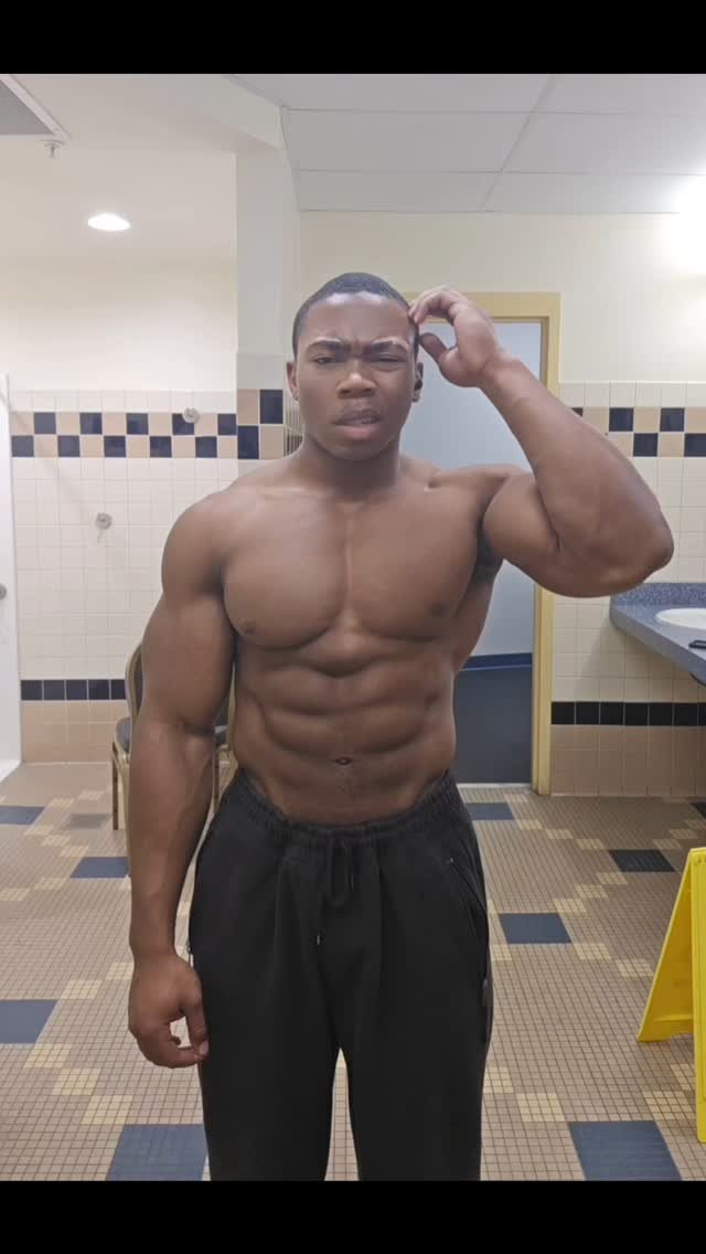 julianxf1tness 게시물 이미지: Barely fit in the phone screen😭🤳 #fitness #18...