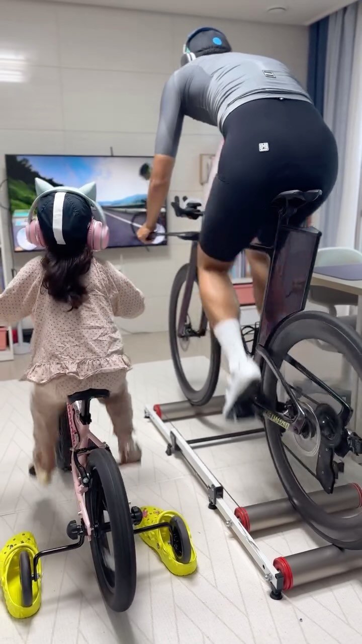 jun.hyeok__s 게시물 이미지: 다음주가 대회인데 비온다고 운동안해?🚴🏻‍♂️
매일 아침 운동하던 아빠가 집에...
