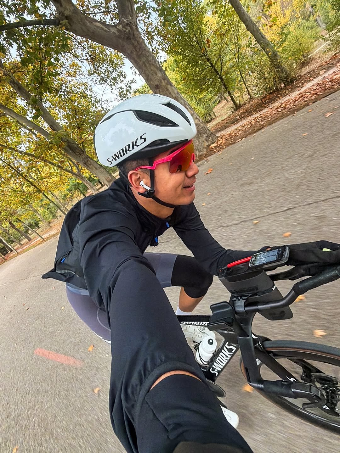 Photo shared by Junhyeok__s on November 05, 2025 tagging @albaoptics, and @albaoptics.kr. May be an image of bicycle, helmet, road and text.